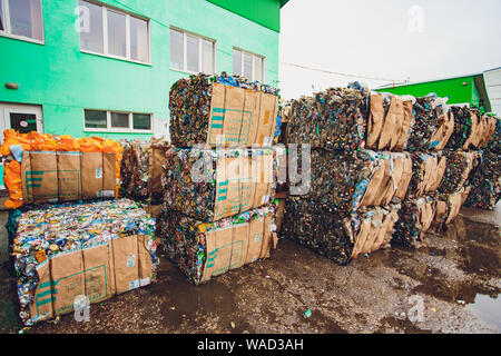 Ufa, Russland, 1. Juli, 2019: Nahaufnahme, komprimierte Aluminium Dosen, Bierdosen, zerkleinert Soda vor Recycling Factory center. Stockfoto