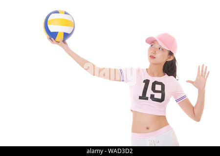 Porträt einer wunderschönen asiatischen Jugendfrauen Holding einen Volleyball auf weißem Hintergrund Stockfoto