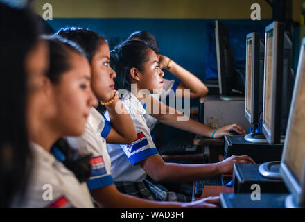 Latin weibliche Studierende arbeiten an Computern an der Hochschule in Guatemala Stockfoto