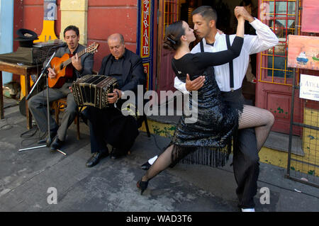 Tango Tänzer im El Caminito, La Boca, Buenos Aires, Argentinien Stockfoto