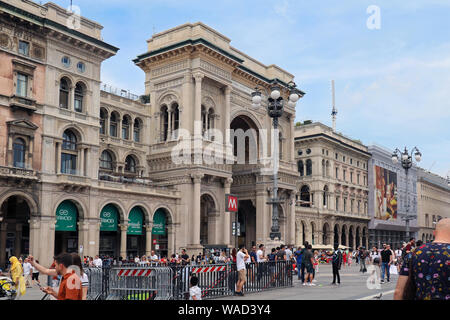 Mailand, Italien - Juni 15, 2019: Die Menschen warten auf Platz Duomo in Mailand in die Metro Station einzugeben. Der Mailänder U-Bahn ist die rapid transit system Stockfoto
