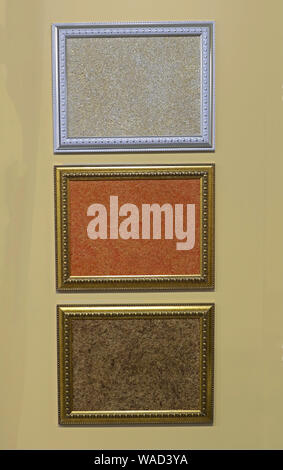 Drei Bilderrahmen mit Gold und Silber Kanten auf die gelbe Wand Stockfoto