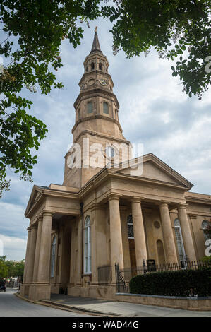 Einen malerischen Blick auf die Straße des kolonialen St. Philip's Episcopal Church, im Jahre 1836 in der Wren-Gibbs Stil in Charleston, South Carolina, USA gebaut Stockfoto