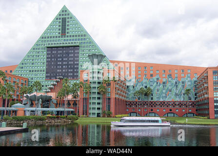 ORLANDO, Florida, USA; August 16, 2019 Panoramablick auf bunten Dolphin & Swan Resort Hotel, Taxi Boot an der Lake Buena Vista Gegend. Stockfoto