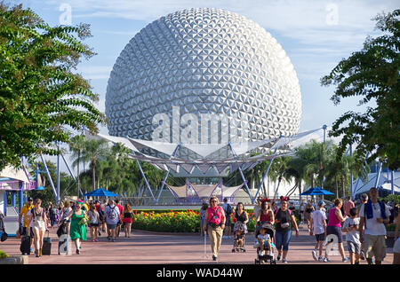 ORLANDO, Florida, USA; August 10, 2019 Raumschiff Erde in Epcot Themenpark in Disney World an einem heißen Sommertag Stockfoto