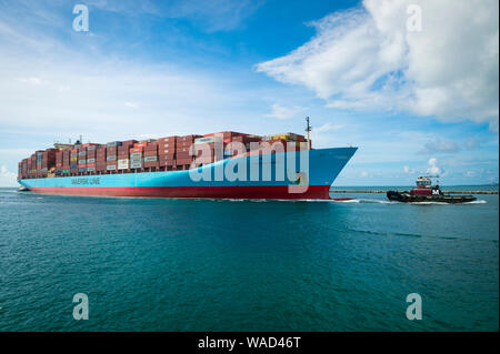 MIAMI - August 12, 2019: Ein Maersk Container schiff fährt durch die Regierung, wie es kommt an PortMiami, einer der größten cargo Häfen in den USA. Stockfoto