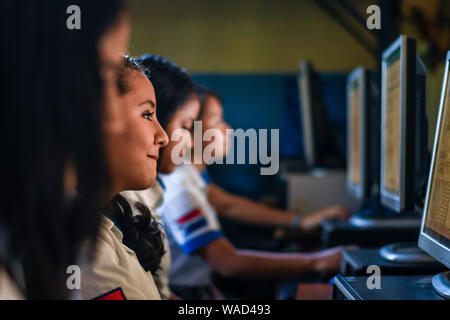 Latin weibliche Studierende arbeiten an Computern an der Hochschule in Guatemala Stockfoto