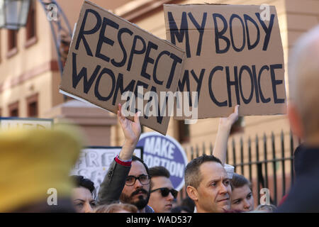 Sydney, Australien. 20. August 2019. Die demonstranten Rallye außerhalb der NSW Parlament zu protestieren, die Abtreibung in NSW zu legalisieren, da der Bundesrat die NSW Parlament stimmt über die reproduktive Gesundheit Reform Bill 2019. Credit: Richard Milnes/Alamy leben Nachrichten Stockfoto