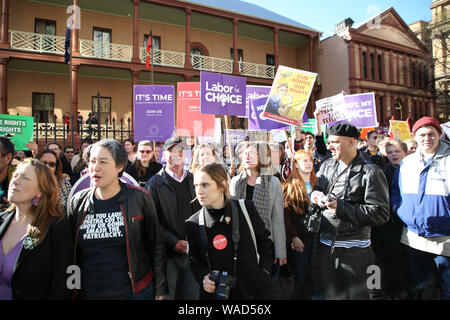 Sydney, Australien. 20. August 2019. Die demonstranten Rallye außerhalb der NSW Parlament zu protestieren, die Abtreibung in NSW zu legalisieren, da der Bundesrat die NSW Parlament stimmt über die reproduktive Gesundheit Reform Bill 2019. Credit: Richard Milnes/Alamy leben Nachrichten Stockfoto