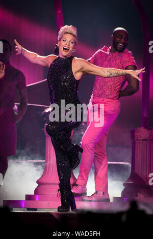 August 18, 2019, Toronto, Ontario, Kanada: Alecia Beth Moore, professionell, bekannt als Rosa (stilisiert als P!nk) eine ausverkaufte Show in Toronto. Im Bild: Rosa (Credit Bild: © Engel Marchini/ZUMA Draht) Stockfoto