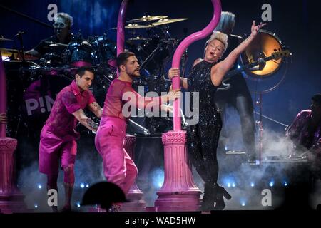 August 18, 2019, Toronto, Ontario, Kanada: Alecia Beth Moore, professionell, bekannt als Rosa (stilisiert als P!nk) eine ausverkaufte Show in Toronto. Im Bild: Rosa (Credit Bild: © Engel Marchini/ZUMA Draht) Stockfoto