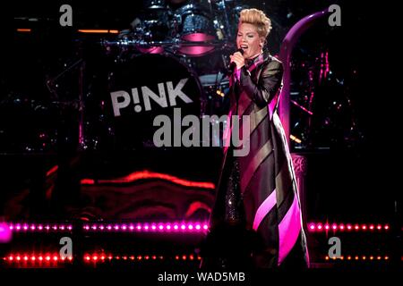 August 18, 2019, Toronto, Ontario, Kanada: Alecia Beth Moore, professionell, bekannt als Rosa (stilisiert als P!nk) eine ausverkaufte Show in Toronto. Im Bild: Rosa (Credit Bild: © Engel Marchini/ZUMA Draht) Stockfoto