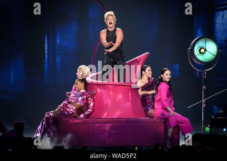 August 18, 2019, Toronto, Ontario, Kanada: Alecia Beth Moore, professionell, bekannt als Rosa (stilisiert als P!nk) eine ausverkaufte Show in Toronto. Im Bild: Rosa (Credit Bild: © Engel Marchini/ZUMA Draht) Stockfoto