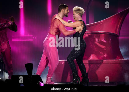 August 18, 2019, Toronto, Ontario, Kanada: Alecia Beth Moore, professionell, bekannt als Rosa (stilisiert als P!nk) eine ausverkaufte Show in Toronto. Im Bild: Rosa (Credit Bild: © Engel Marchini/ZUMA Draht) Stockfoto
