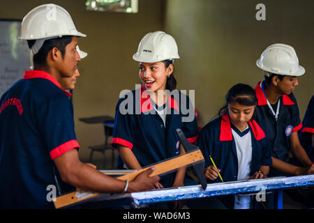 Schülerinnen und Schüler, die am Projekt in der Guatemaltekischen Schule Stockfoto