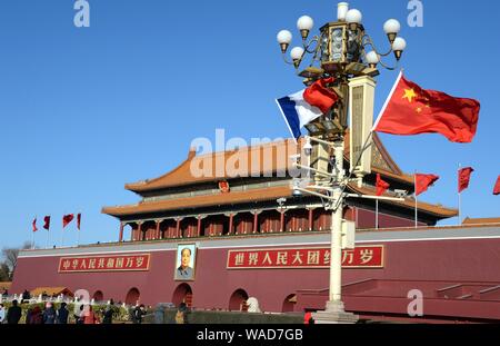 ------ Chinesische und Französische Nationale Fahnen flattern auf einen Laternenpfahl vor dem Tian'anmen Podium während des Besuchs des französischen Präsidenten Emmanuel Makro Stockfoto