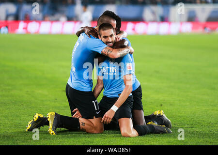 Belgische Fußballspieler Yannick Ferreira Carrasco, Mitte, von Dalian Yifang feiert mit ghanaischer Fußballspieler Emmanuel Okyere Boateng und Slowakei Stockfoto