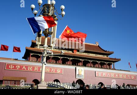 ------ Chinesische und Französische Nationale Fahnen flattern auf einen Laternenpfahl vor dem Tian'anmen Podium während des Besuchs des französischen Präsidenten Emmanuel Makro Stockfoto