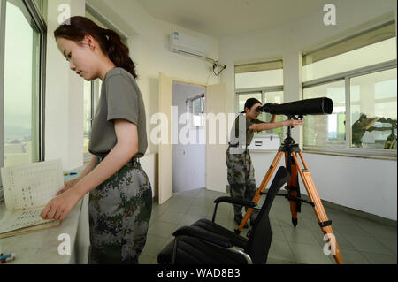 Weibliche Soldaten sind im Einsatz bei der Miliz Außenposten im Yuhuan County, Taizhou City, der ostchinesischen Provinz Zhejiang, 31. Juli 2019. Zwölf Frauen, unter w Stockfoto