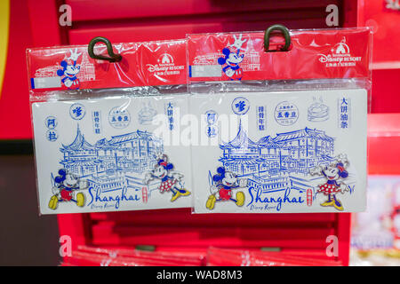 Mickey Mouse - thematische Reihen mit Shanghai Dialekt sind für den Verkauf in der Shanghai Disneyland an der Shanghai Disney Resort in Shanghai, China, 11. Juli Stockfoto