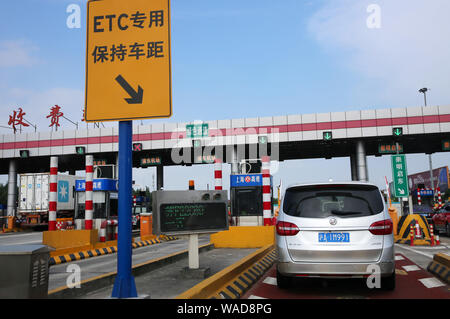 ---- Fahrzeuge in eine Warteschlange durch ETC Kontrolllinien an den Mautstellen auf eine Schnellstraße in Shanghai, China, 11. Juni 2019. China wird abbrechen Maut-ga Stockfoto