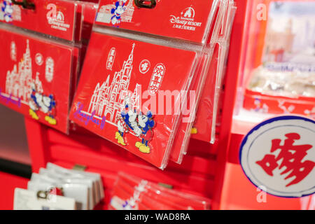 Mickey Mouse - thematische Reihen mit Shanghai Dialekt sind für den Verkauf in der Shanghai Disneyland an der Shanghai Disney Resort in Shanghai, China, 11. Juli Stockfoto