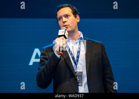 Felipe Hennel Fay, CEO von SEMP TCL, spricht während der TCL neue Produkte Veranstaltung in Sao Paulo, Brasilien, 1. Juli 2019. TCL hat seine X10 s televis Stockfoto