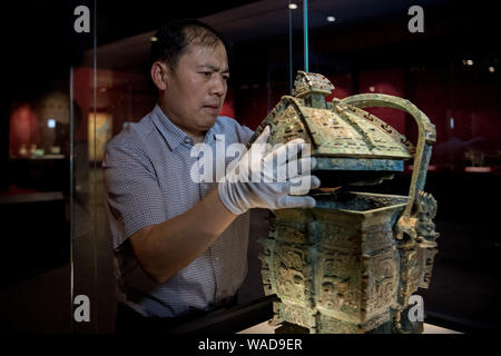 Die bronze Ware 'Yifangyi', eine quaderförmige Container als Trinkgefäß in den alten Zeiten mit Tier-face-Muster und gleichen Inschriften auf Sie, Stockfoto
