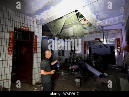 Schäden, die durch die Explosion, die angeblich Ergibt 2 Tote, 12 Vermisste Personen und 18 verletzte Personen, bei Yima Vergasungsanlage von Henan Co Stockfoto