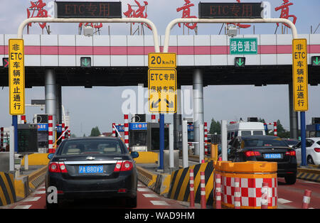 ---- Fahrzeuge in eine Warteschlange durch ETC Kontrolllinien an den Mautstellen auf eine Schnellstraße in Shanghai, China, 11. Juni 2019. China wird abbrechen Maut-ga Stockfoto