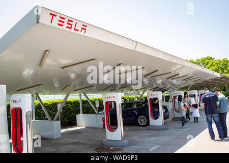 - - Datei - - Ladung Pfähle werden in einem Tesla Ladestation in Shanghai, China, 3. Mai 2019 gesehen. Us-Elektroauto Teekocher Tesla sagte am Mittwoch, dass es hatte Stockfoto