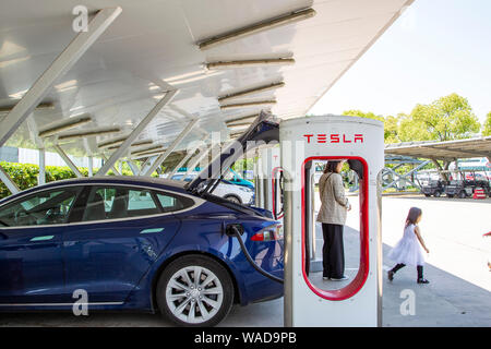 - - Datei - - Ladung Pfähle werden in einem Tesla Ladestation in Shanghai, China, 3. Mai 2019 gesehen. Us-Elektroauto Teekocher Tesla sagte am Mittwoch, dass es hatte Stockfoto