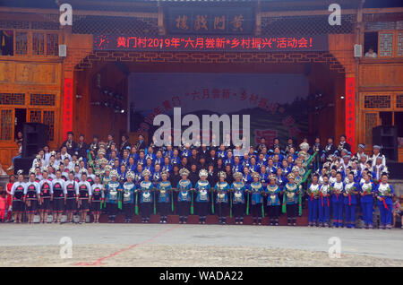 Das chinesische Volk von Dong ethnische Gruppe in traditionellen Kostümen gekleidet werden, nehmen an der traditionellen Changxin Festival in Jinping County, qiandongnan Miao Stockfoto