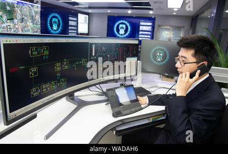 Ein Mitarbeiter interagiert mit Chinas erste künstliche Intelligenz (KI) Roboter Xiao Ai an der State Grid Yangzhou Municipal Electric Power Company in Y Stockfoto