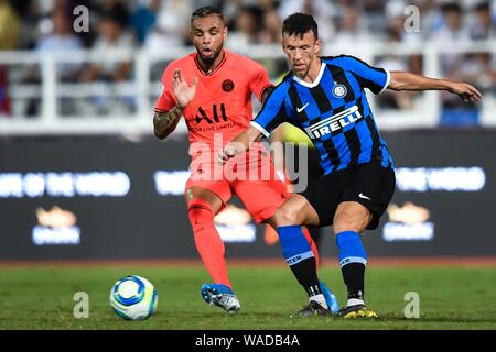 Layvin Kurzawa, links, von Paris Saint-Germain F.C. Herausforderungen Kroatischen fotball Player von Ivan Perisic Inter Mailand während Ihrer internationalen Super Cup Stockfoto