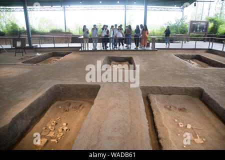 Anwohner und Touristen Ansicht Grab ist ein Kaiser an der Liangzhu archäologischen Ruinen, Chinas neuesten Eintrag auf der Liste des UNESCO-Weltkulturerbes in der H Stockfoto