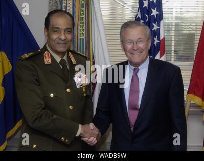 Donald Rumsfeld mit Feldmarschall Mohamed Hussein Tantawi. Stockfoto