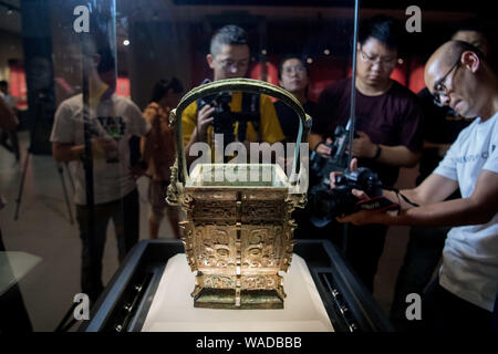 Die bronze Ware 'Yifangyi', eine quaderförmige Container als Trinkgefäß in den alten Zeiten mit Tier-face-Muster und gleichen Inschriften auf Sie, Stockfoto