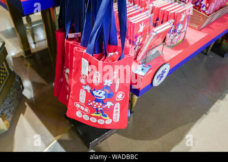 Mickey Mouse - thematische Reihen mit Shanghai Dialekt sind für den Verkauf in der Shanghai Disneyland an der Shanghai Disney Resort in Shanghai, China, 11. Juli Stockfoto