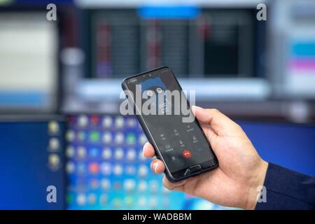 Ein Mitarbeiter interagiert mit Chinas erste künstliche Intelligenz (KI) Roboter Xiao Ai an der State Grid Yangzhou Municipal Electric Power Company in Y Stockfoto