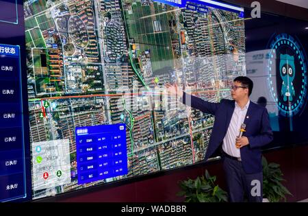 Ein Mitarbeiter interagiert mit Chinas erste künstliche Intelligenz (KI) Roboter Xiao Ai an der State Grid Yangzhou Municipal Electric Power Company in Y Stockfoto