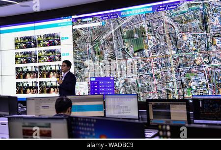 Ein Mitarbeiter interagiert mit Chinas erste künstliche Intelligenz (KI) Roboter Xiao Ai an der State Grid Yangzhou Municipal Electric Power Company in Y Stockfoto