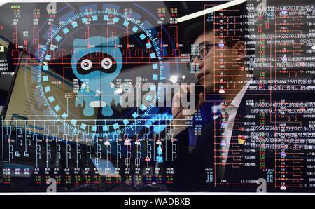 Ein Mitarbeiter interagiert mit Chinas erste künstliche Intelligenz (KI) Roboter Xiao Ai an der State Grid Yangzhou Municipal Electric Power Company in Y Stockfoto