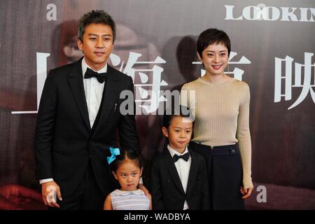 Chinesische Schauspieler, Deng Chao, Links, seine Schauspielerin Frau Sun Li, Rechts, deren Sohn und Tochter besuchen die Premiere für neuen Film 'Oben' in Shanghai. Stockfoto
