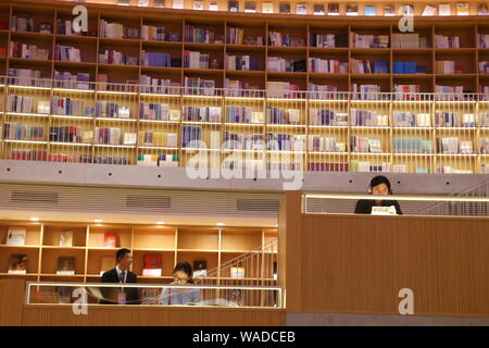 Leser Spaziergang im Xinhua Buchhandlung an Minhang district, Shanghai, die ovalen sogenannte China ¯ s schönste Buchhandlung an Minhang District, Stockfoto