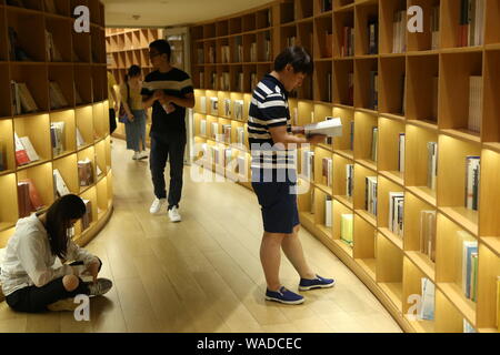 Leser Spaziergang im Xinhua Buchhandlung an Minhang district, Shanghai, die ovalen sogenannte China ¯ s schönste Buchhandlung an Minhang District, Stockfoto