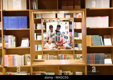 Leser Spaziergang im Xinhua Buchhandlung an Minhang district, Shanghai, die ovalen sogenannte China ¯ s schönste Buchhandlung an Minhang District, Stockfoto