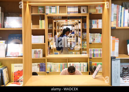 Leser Spaziergang im Xinhua Buchhandlung an Minhang district, Shanghai, die ovalen sogenannte China ¯ s schönste Buchhandlung an Minhang District, Stockfoto