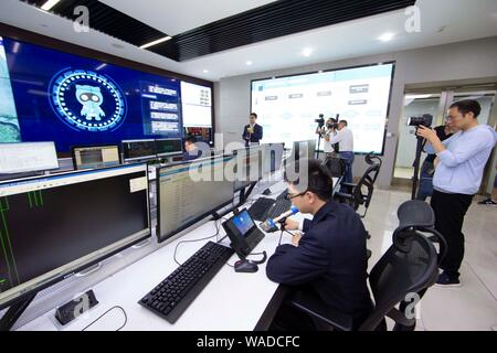 Ein Mitarbeiter interagiert mit Chinas erste künstliche Intelligenz (KI) Roboter Xiao Ai an der State Grid Yangzhou Municipal Electric Power Company in Y Stockfoto