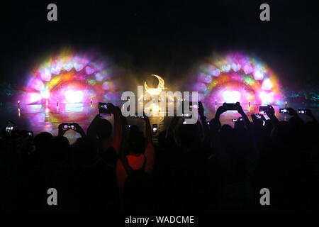 Über 2.000 Leute beobachten, die 60 Meter hohen musikalischen Fontäne während einer Lichtshow in der jingyuetan National Scenic Area in Changchun Stadt, im Nordosten Chi Stockfoto